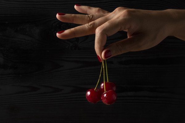 Frosted Cherry: Όταν το καλοκαίρι συναντά τον χειμώνα στα νύχια σου