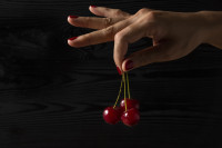 Frosted Cherry: Όταν το καλοκαίρι συναντά τον χειμώνα στα νύχια σου