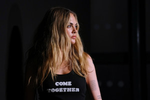 «Δεν είχα ποτέ πηγούνι, ήταν μεγάλο κόμπλεξ για μένα»: Η Cara Delevingne μιλά ανοιχτά για τις ενέσεις υαλουρονικού οξέος