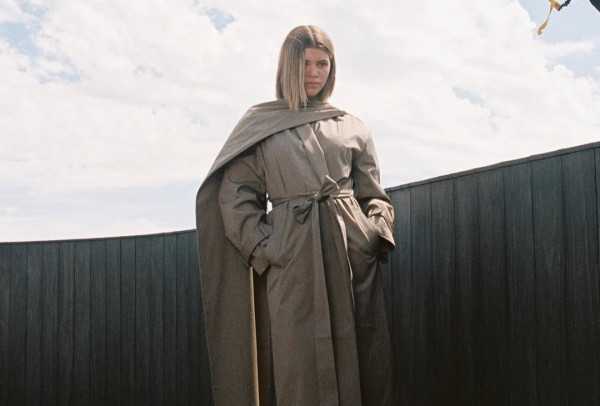 Scarf coat: Η Sofia Richie Grainge σου δείχνει τον πιο elegant τρόπο να το απογειώσεις