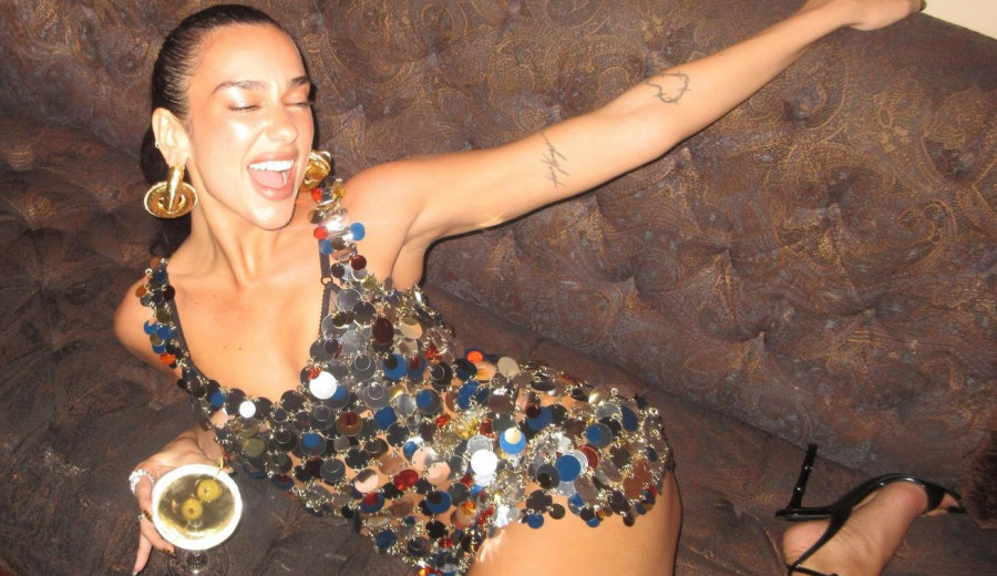 Η Dua Lipa αποδεικνύει ότι τα tortoise shell nails δεν θα φύγουν ποτέ από τη μόδα