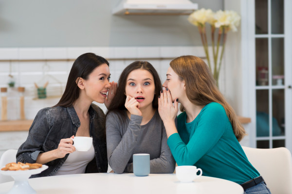 Το girl talk είναι ψυχοθεραπεία με άρωμα καφέ