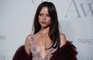 Το «naked» look της Jenna Ortega ήταν ο ορισμός του ρομαντικού και του αισθησιακού