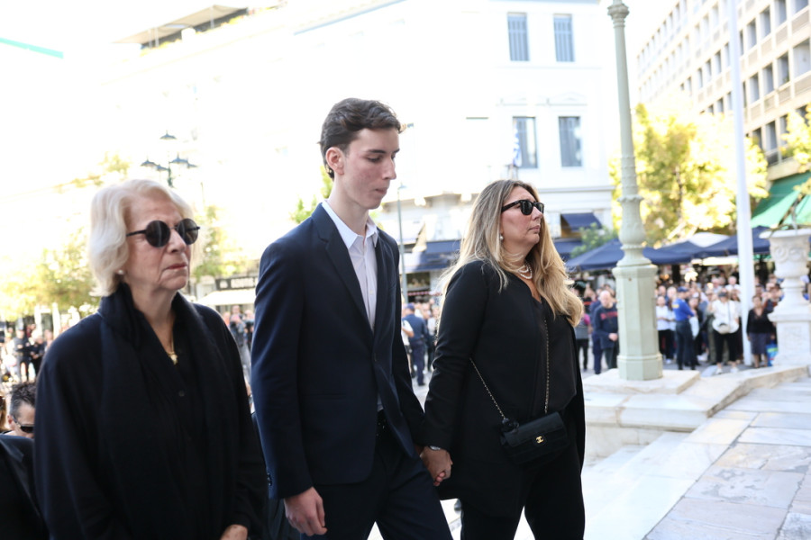 Διονύσης Σαββόπουλος: Η σύζυγός του συντετριμμένη, ο εγγονός τους με δάκρυα στα μάτια στην κηδεία του