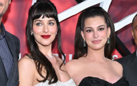 Anne Hathaway και Dakota Johnson βλέπουν το viral makeup hack με τη μεμβράνη και δεν πιστεύουν στα μάτια τους