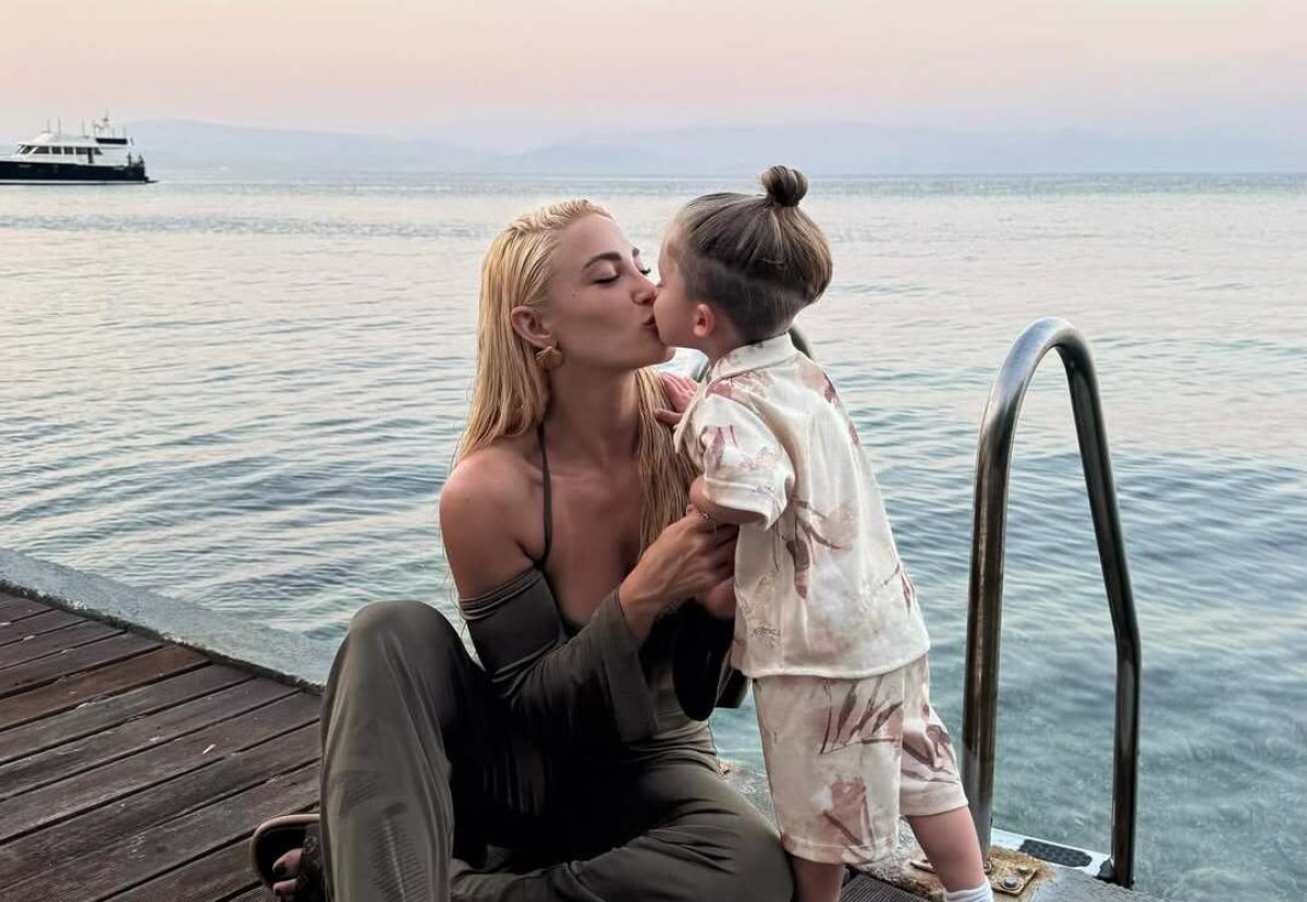 Ιωάννα Τούνη: Έκανε το σαλόνι της πιο ροζ πεθαίνεις και ο Πάρης το βρήκε... so cool!