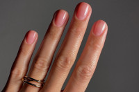 Τα Rosewater Nails είναι η δροσερή K-Beauty τάση που μπορείς να δοκιμάσεις στο σπίτι