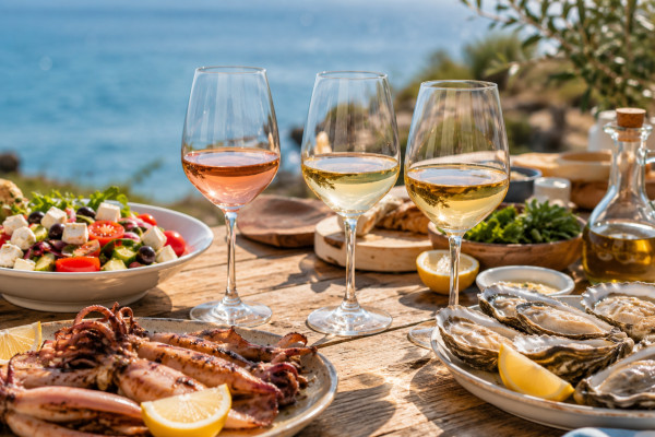 Τα κρασιά που απογειώνουν τα θαλασσινά και τις καλοκαιρινές σαλάτες