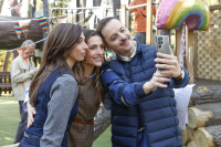 Τότε και Τώρα: Μπήκαμε στα γυρίσματα και είδαμε πρώτοι το επεισόδιο... Παιδικό πάρτι! (Αποκλειστικό)