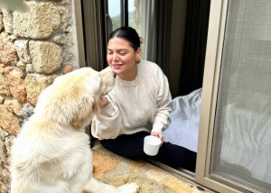 Δανάη Μπάρκα: Άλλη το πρωί άλλη το βράδυ (για να βγάλει τον σκύλο βόλτα)