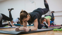 Τι είναι το «lazy girl workout» και γιατί το δοκιμάζουν όλοι φέτος