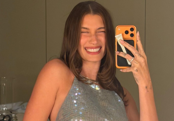 Το viral ρουζ που λατρεύει η Hailey Bieber επιβεβαιώνει το μεγάλο comeback των ροδαλών ζυγωματικών