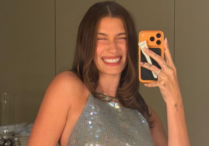 Το viral ρουζ που λατρεύει η Hailey Bieber επιβεβαιώνει το μεγάλο comeback των ροδαλών ζυγωματικών