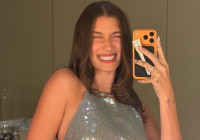 Το viral ρουζ που λατρεύει η Hailey Bieber επιβεβαιώνει το μεγάλο comeback των ροδαλών ζυγωματικών