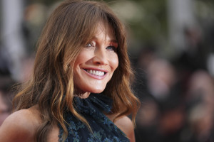 Carla Bruni: «Υποκύπτει» και αυτή στο αγαπημένο χτένισμα των celebrity