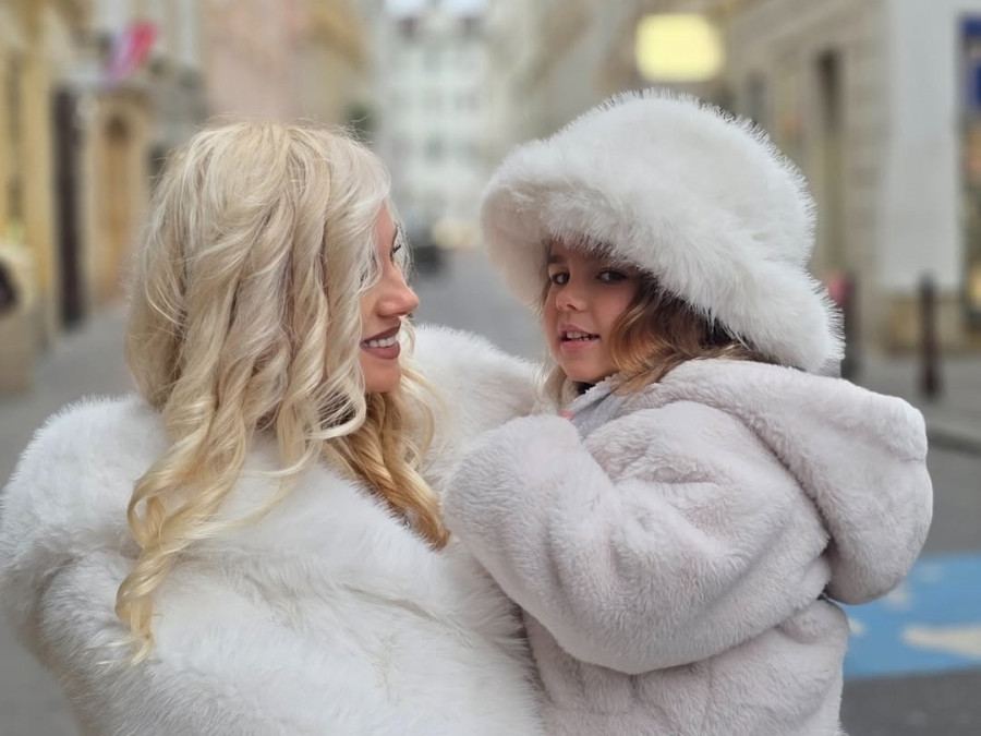 Τζούλια Νόβα: Η κόρη της βάζει υποψηφιότητα για... δελφινάκι μετά την ατρόμητη βουτιά της