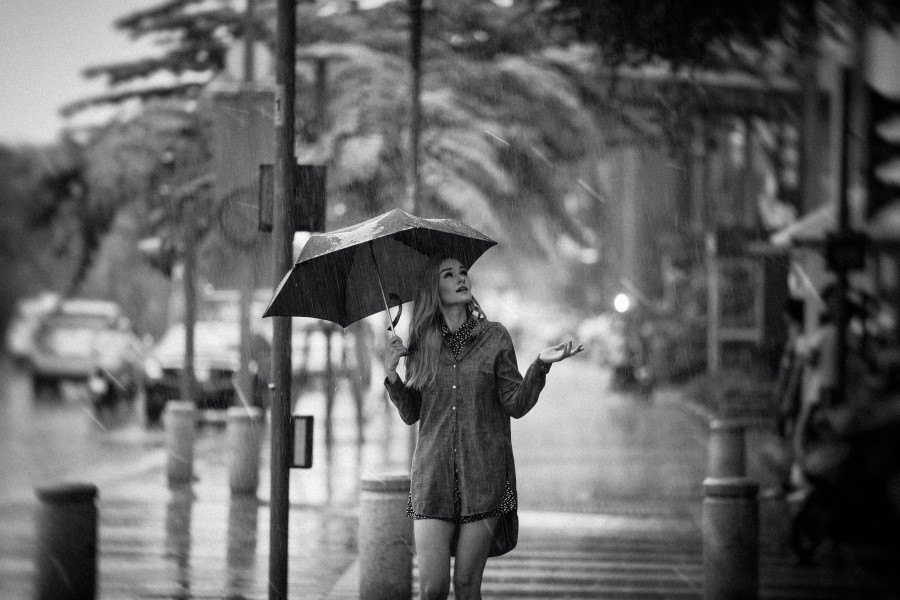 Γιατί τα "rain scent" perfumes μας γοητεύουν τόσο πολύ αυτή την περίοδο;