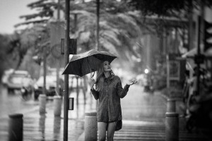 Γιατί τα "rain scent" perfumes μας γοητεύουν τόσο πολύ αυτή την περίοδο;