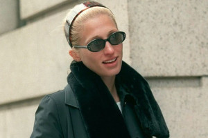 Στο Instagram, μητέρα και κόρη αναδημιουργούν τα εμβληματικά look της Carolyn Bessette-Kennedy χρησιμοποιώντας κομμάτια από τα αρχεία της Calvin Klein