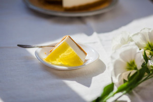 Το πιο δροσερό cheesecake λεμόνι χωρίς ψήσιμο που θα φτιάξεις αυτό το καλοκαίρι