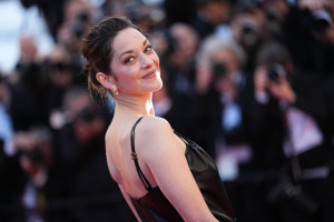 Με μαύρο δερμάτινο φόρεμα, η Marion Cotillard μάγεψε στις Κάννες δίπλα στον Guillaume Canet και τον γιο τους Marcel