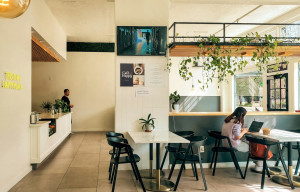 Το μικρό comfort του να πίνεις καφέ στο ίδιο μαγαζί κάθε μέρα