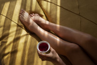 Strawberry legs: Τι είναι, γιατί εμφανίζονται και πώς να τα ξεφορτωθείς για τα καλά