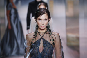 Η Bella Hadid αποδεικνύει ότι αυτό το «μόλις βγήκα από το ντους» χτένισμα ταιριάζει ακόμη και με τα πιο επίσημα outfit μας