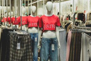 Μήπως οι χημικές ουσίες στα υφάσματα βλάπτουν την υγεία σου; Τι να προσέχεις όταν αγοράζεις ρούχα