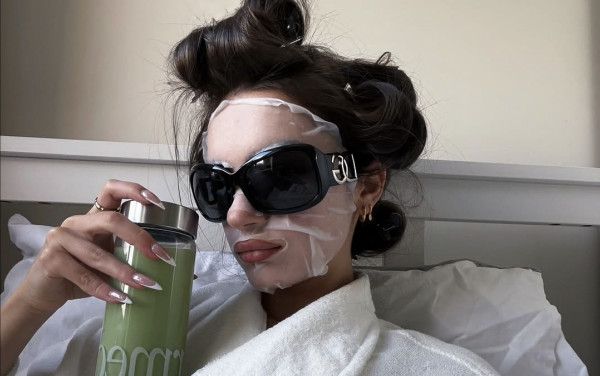 Θέλετε glass skin αποτέλεσμα χωρίς foundation; Αυτή η ρουτίνα ενυδατώνει την επιδερμίδα χαρίζοντας mirror-like effect