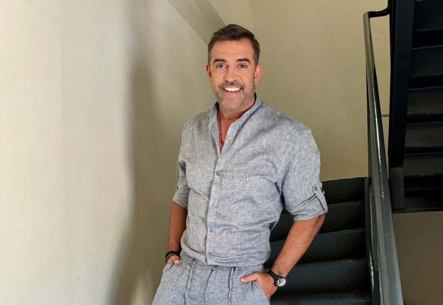 Ο Στέφανος Κωνσταντινίδης για τη «Super Κατερίνα», την αποχώρηση της Σάσας Σταμάτη και το τηλεοπτικό του αύριο