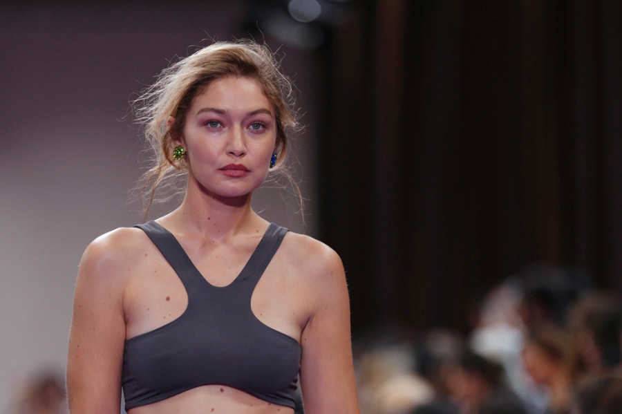 Miu Miu: Η Gigi Hadid με ένα ανατρεπτικό look και ένα show γεμάτο stars