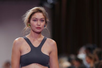 Miu Miu: Η Gigi Hadid με ένα ανατρεπτικό look και ένα show γεμάτο stars
