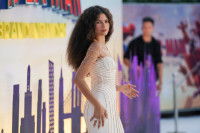 Οι Brushed-Out "Lioness" Curls είναι το αντίδοτο στις τέλειες μπούκλες