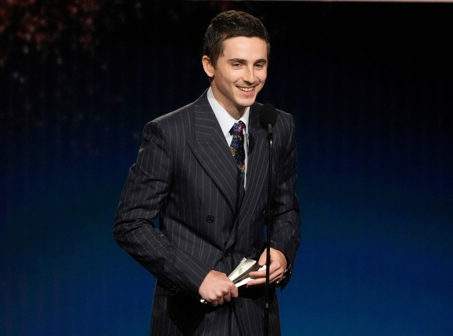 Και ξαφνικά, ο Timothée Chalamet σπάει τους στιλιστικούς του κώδικες