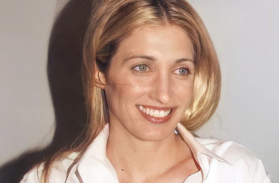 Γιατί η στέκα της Carolyn Bessette έγινε το απόλυτο it-accessory στη Νέα Υόρκη