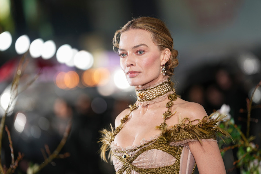 Το ρουζ που ντύνει τη Margot Robbie με ρομαντισμό στα «Ανεμοδαρμένα Ύψη»
