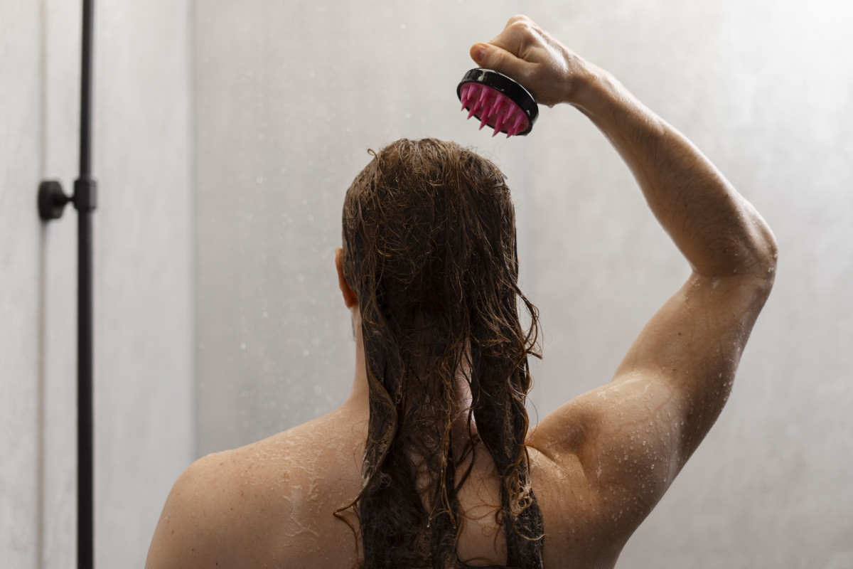 Γιατί δεν πρέπει να κοιμάσαι με βρεγμένα μαλλιά