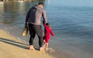 Γιώργος Αγγελόπουλος: Ζιγκ ζαγκ τον πάει η κόρη του όταν βλέπει θάλασσα