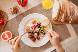 Τι είναι ο κανόνας των 3 χρωμάτων, η μέθοδος του TikTok που υπόσχεται να μας βοηθήσει να τρεφόμαστε καλύτερα;