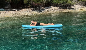 Bar Refaeli: Στην Κέρκυρα φθινοπωριάτικα γιατί η αγάπη της για την Ελλάδα δεν γνωρίζει εποχές