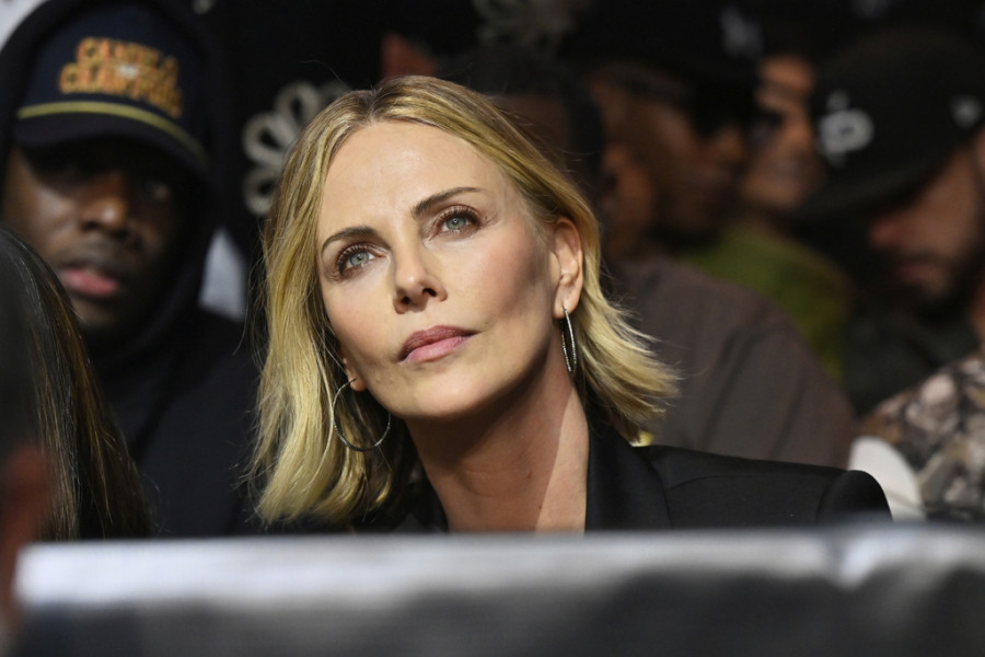 Η Charlize Theron μιλά για τη νύχτα τρόμου που έζησε στα 15 της όταν η μητέρα της πυροβόλησε και σκότωσε τον πατέρα της