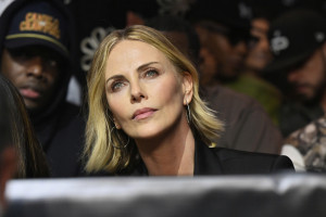 Η Charlize Theron μιλά για τη νύχτα τρόμου που έζησε στα 15 της όταν η μητέρα της πυροβόλησε και σκότωσε τον πατέρα της