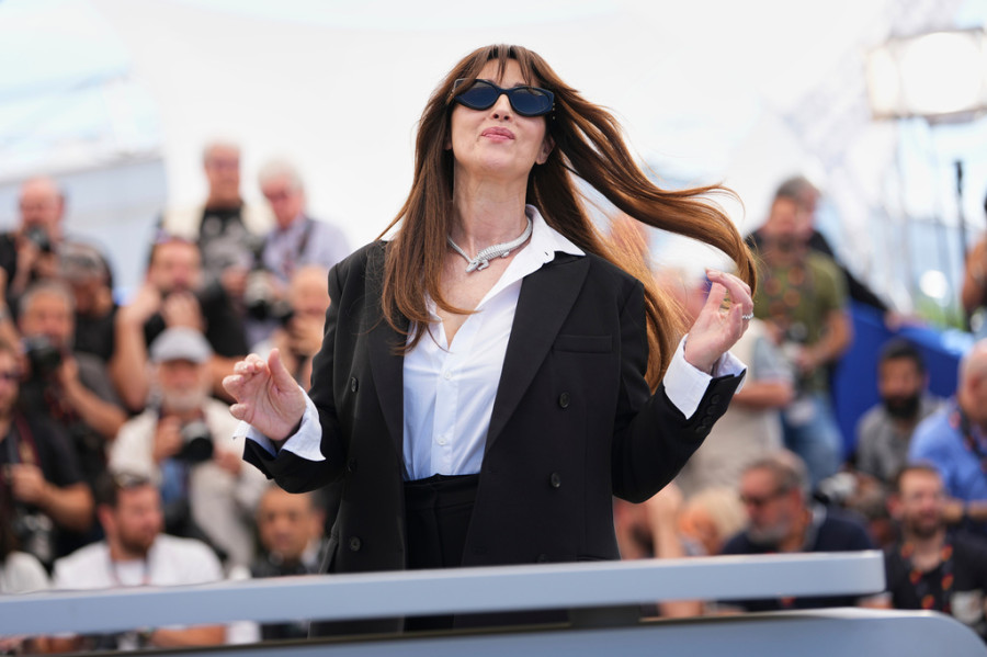 Η Monica Bellucci εγκαταλείπει το χαρακτηριστικό της χρώμα: Εντυπωσιάζει στο σόου της Fendi με ένα κατάλευκο ταγέρ παντελονιού