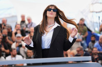 Η Monica Bellucci εγκαταλείπει το χαρακτηριστικό της χρώμα: Εντυπωσιάζει στο σόου της Fendi με ένα κατάλευκο ταγέρ παντελονιού