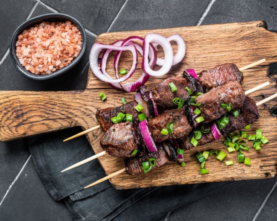 Μοσχαρίσια σουβλάκια με μαρινάδα ακτινίδιο που απογειώνει τη γεύση