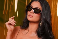 Η Kylie Jenner με μίνι διάφανo «χάρτινο» φόρεμα στο Paris Fashion Week