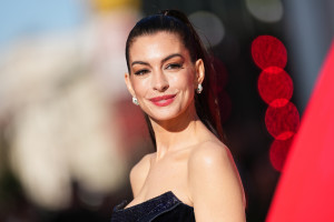 Η Anne Hathaway επαναφέρει την “power ponytail”, την iconic αλογοουρά των 80s