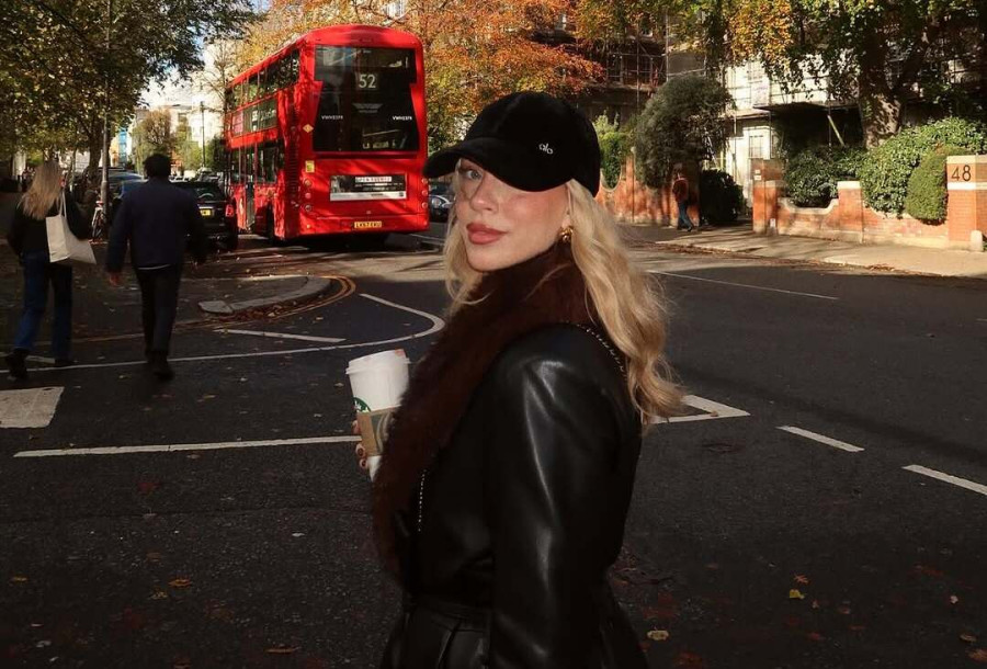 Καληφώνη: Τι κι αν στόλισε το χριστουγεννιάτικο δέντρο, οι σκέψεις της ταξιδεύουν στις καλοκαιρινές αγκαλιές με τον Μάστορα