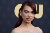 Η Dua Lipa φόρεσε μπικίνι με πουά μοτίβο στις διακοπές της στην Ιταλία